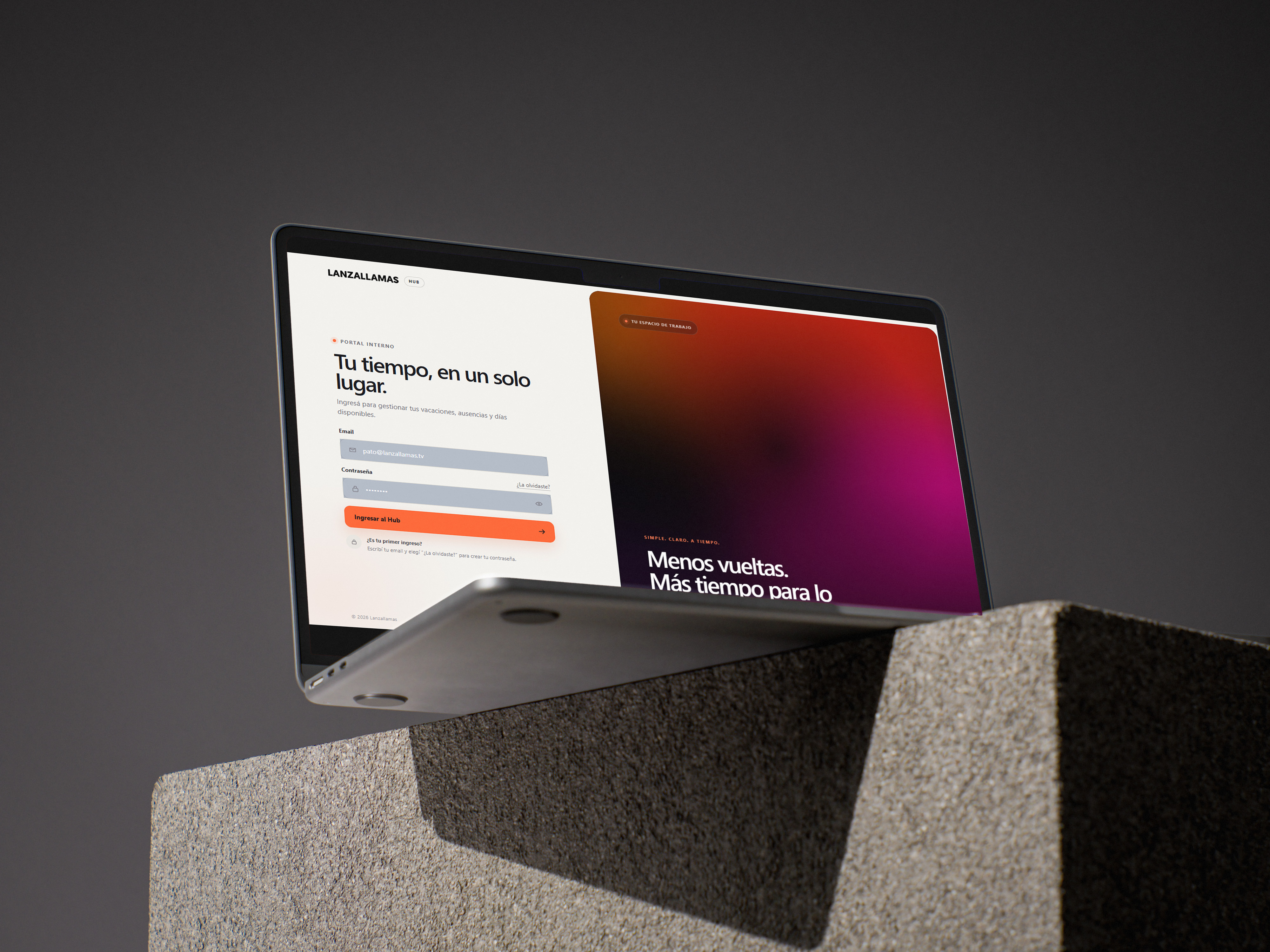 Mockup del acceso a LLL Hub en una notebook